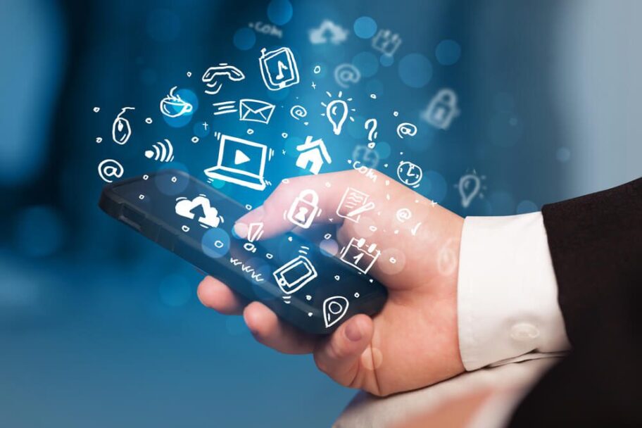 Strategi internet marketing modern dengan grafik pertumbuhan bisnis digital.