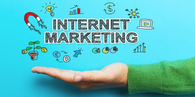 Strategi internet marketing untuk bisnis online dengan grafik pertumbuhan trafik dan penjualan