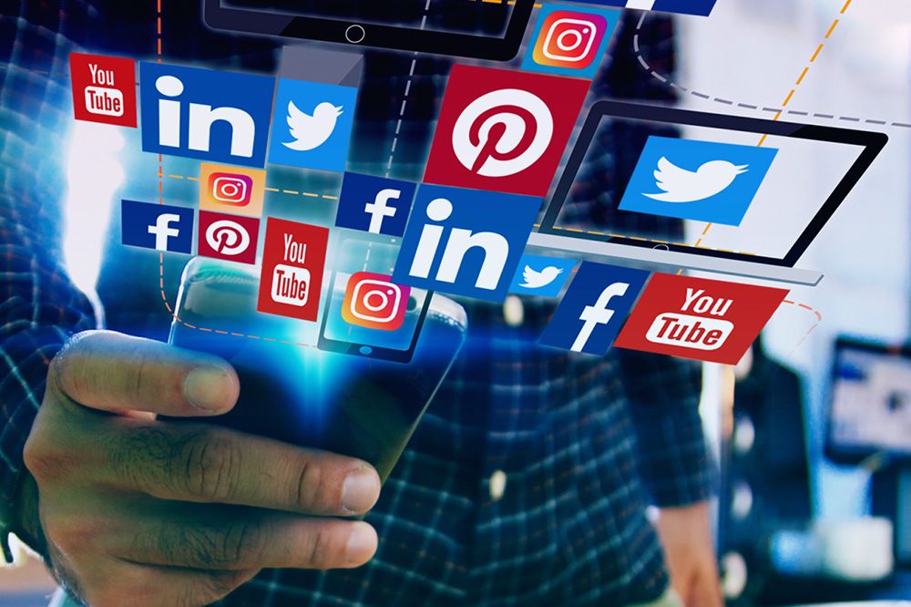 Kekuatan Social Media Marketing dalam Dunia Bisnis Digital. strategi social media marketing dengan grafik pertumbuhan bisnis dan ikon media sosial yang menunjukkan peningkatan engagement dan performa pemasaran digital.