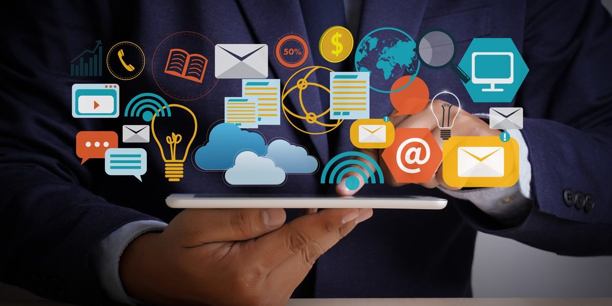 Strategi internet marketing digital yang menampilkan grafik pertumbuhan bisnis online.