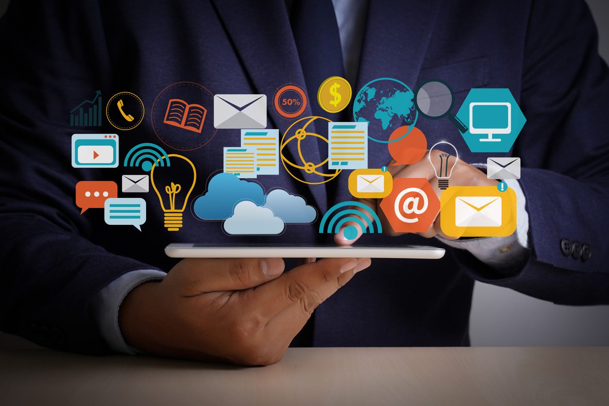 Strategi internet marketing digital yang menampilkan grafik pertumbuhan bisnis online.