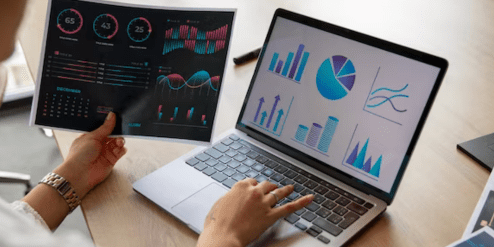 Dashboard strategi internet marketing dengan grafik peningkatan omzet dan konversi penjualan.