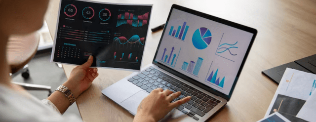 Dashboard strategi internet marketing dengan grafik peningkatan omzet dan konversi penjualan.