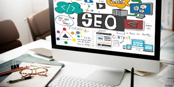 strategi SEO dengan grafik peringkat website naik di mesin pencari dan ikon optimasi digital.